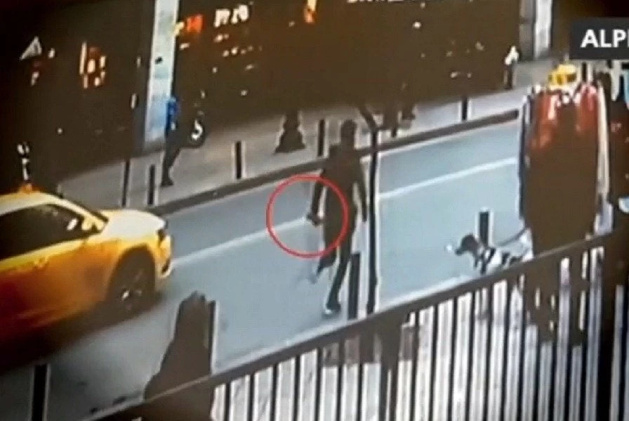 Αλλοδαποί μαχαιρώθηκαν στην Ομόνοια – Βίντεο ντοκουμέντο από τις άγριες συμπλοκές